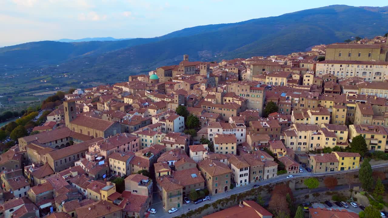 cortona es un pueblo medieval italiano de montaña en la toscana.