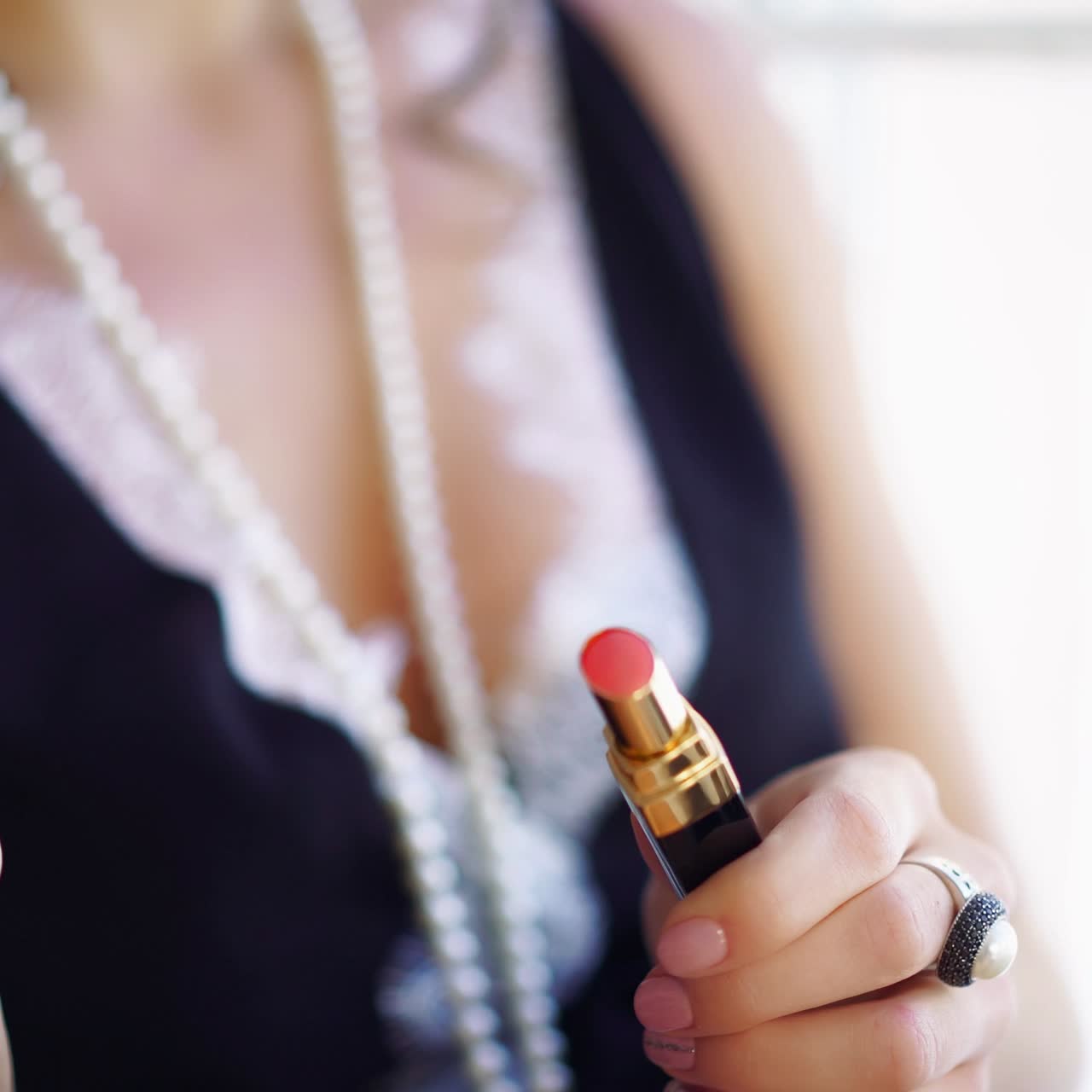 retrato de una hermosa joven posando cerca de la ventana