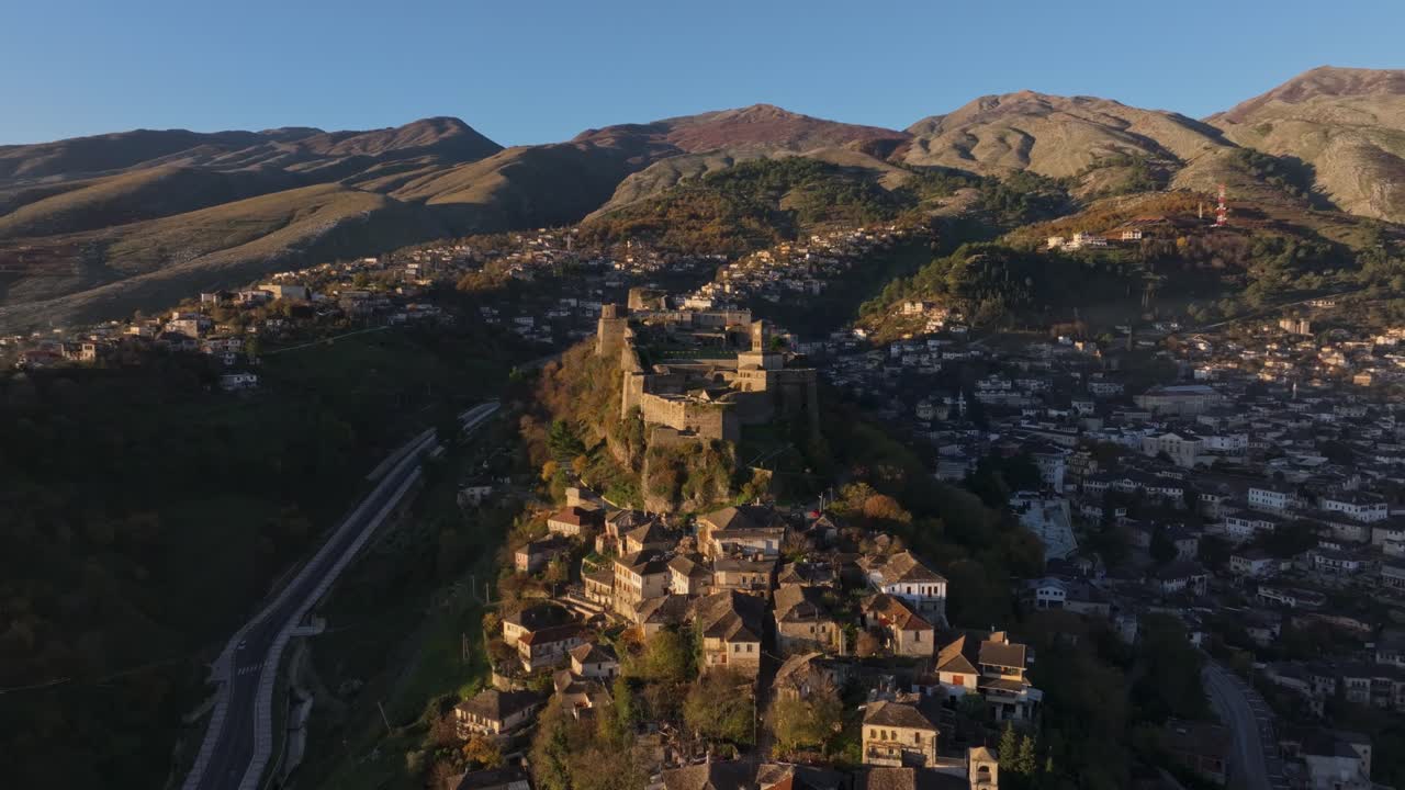 Vista de dron del castillo histórico imponente en Gjirokaster