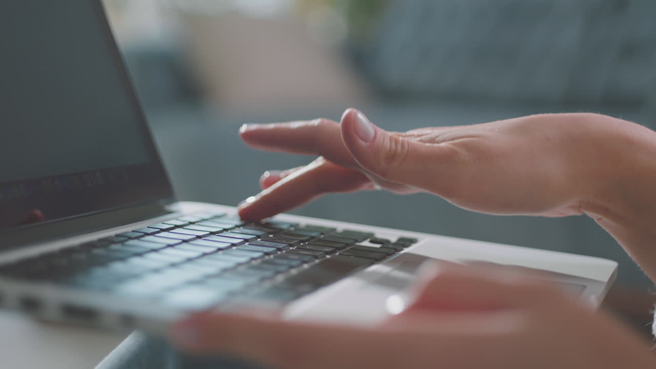mujer escribiendo en una computadora portátil