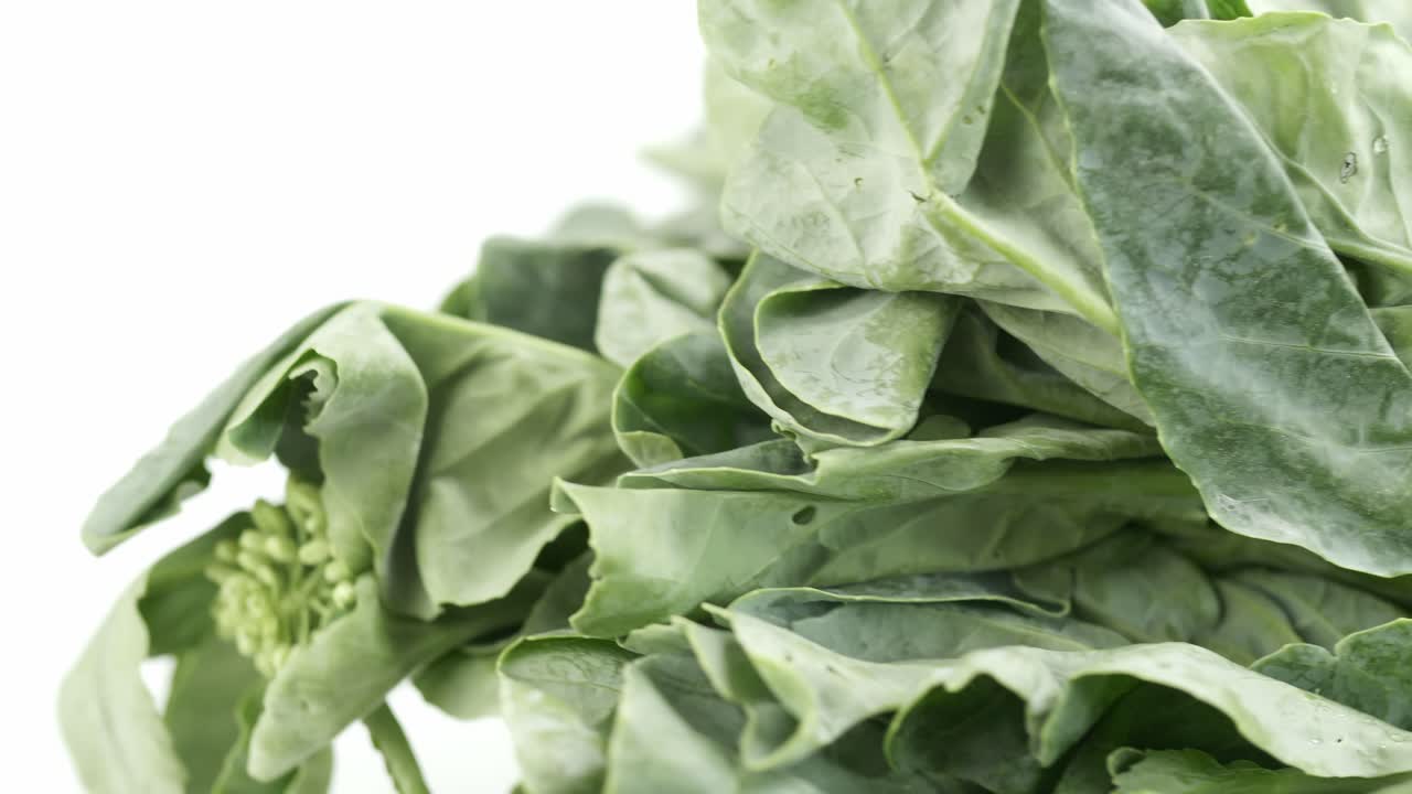 kale hojas verdes frescas girando girando y macro de cerca en el fondo blanco