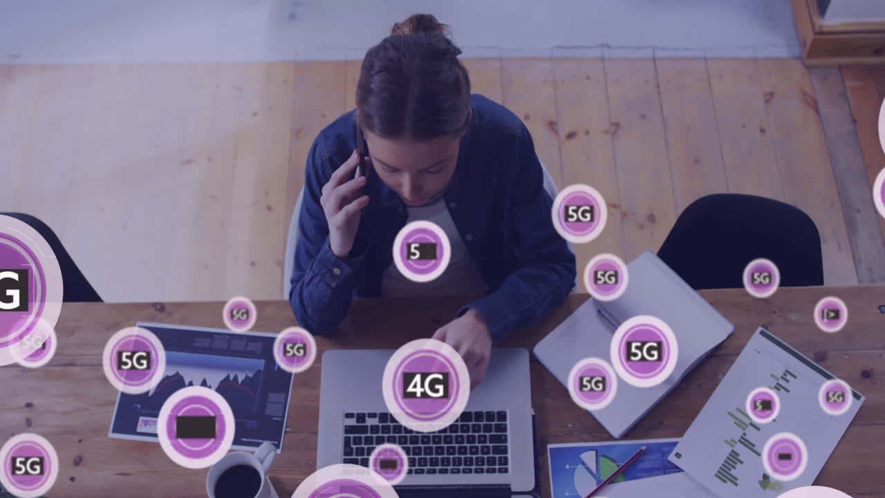 animación de textos de 6g sobre mujer caucásica usando un teléfono inteligente