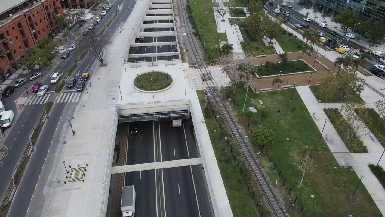 toma aérea en cámara lenta que muestra la conducción de camiones en un túnel bajo la ciudad de buenos aires, argentina
