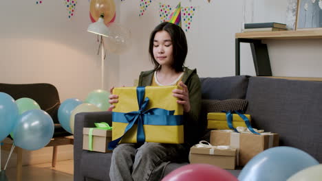 Girl-with-party-hat-posing-in-the-sofa