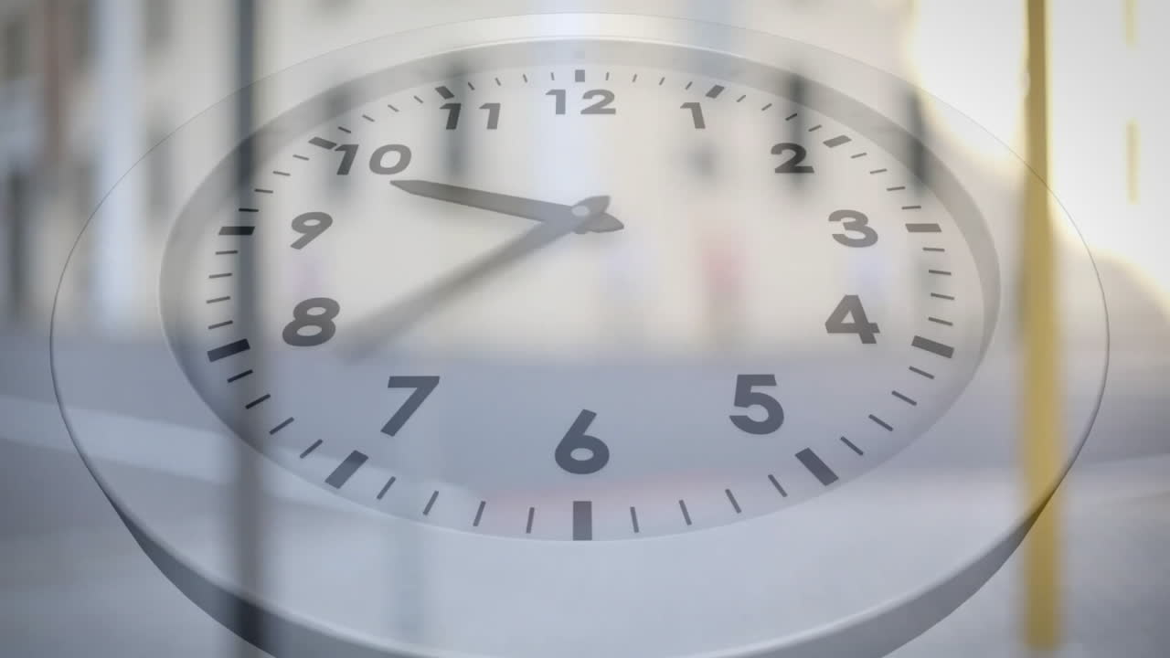 animación de reloj moviéndose sobre personas que caminan por la ciudad