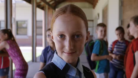 Niña-Sonriendo-En-El-Pasillo-De-La-Escuela