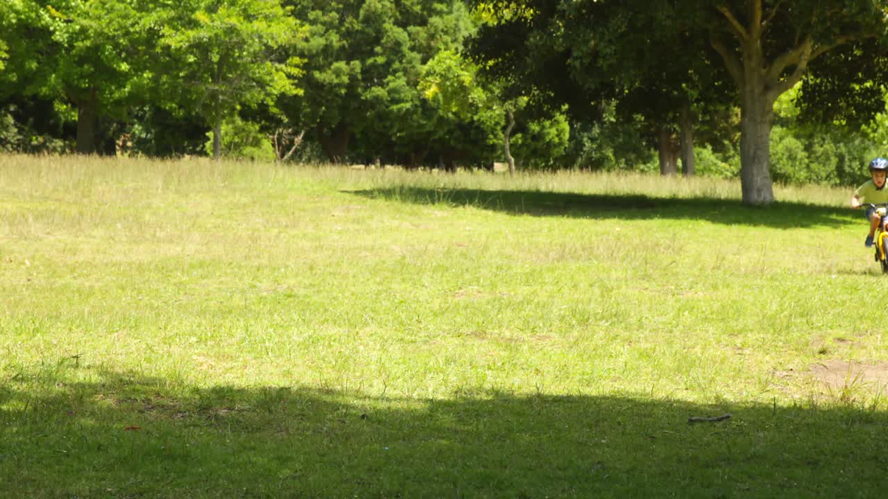 공원에서 자전거를 타고 있는 작은 소년