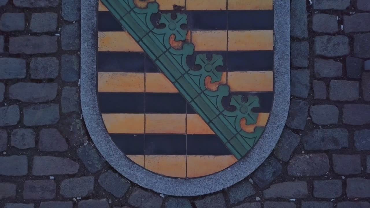 vista aérea del escudo de armas de sajonia en la ciudad medieval de alemania