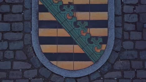 vista aérea del escudo de armas de sajonia en la ciudad medieval de alemania