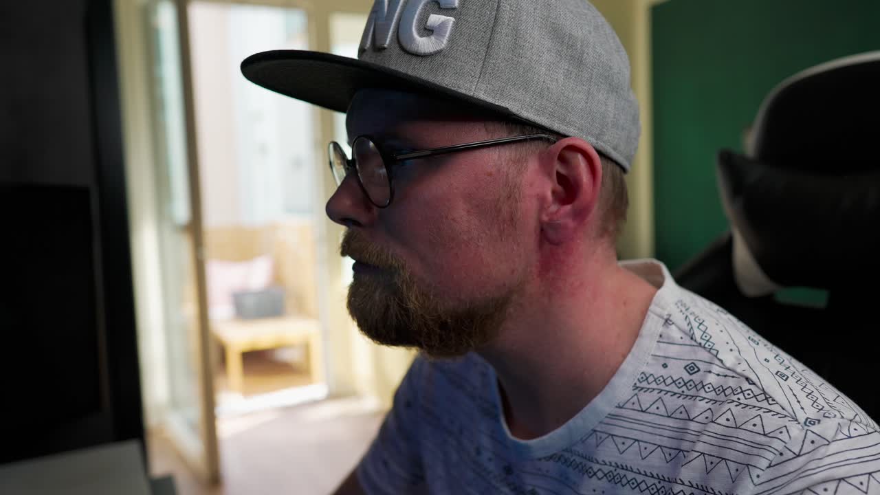 computadoras - el hombre mira el teclado y sube a la pantalla para trabajar, cerrar