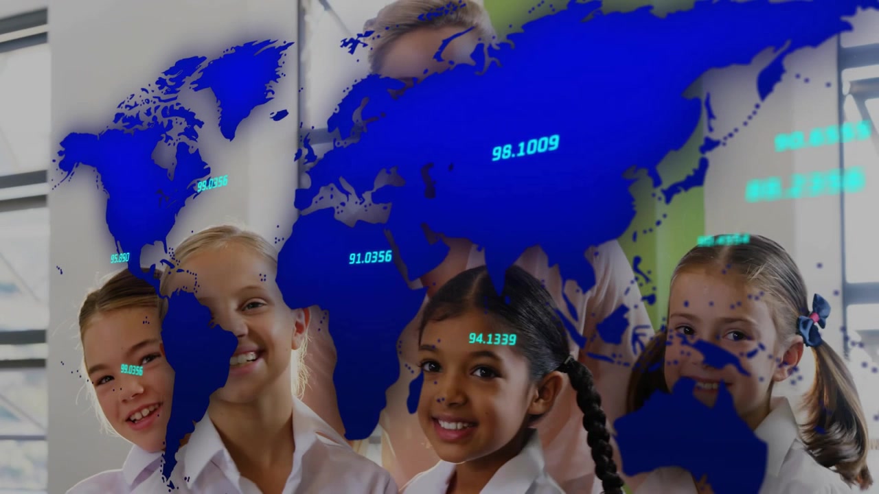 Insegnante che guida quattro ragazze in classe che posano per la telecamera mentre una mappa del mondo animata scorre mostrando volti