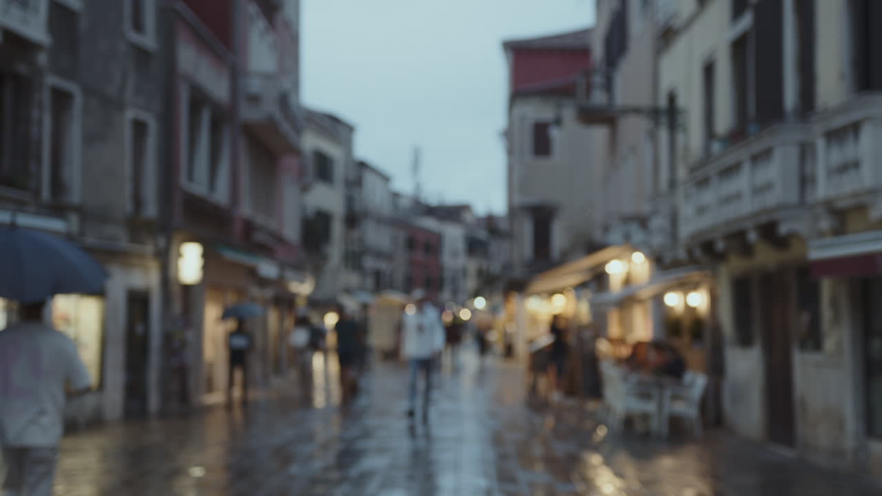 은 베네치아 거리를 걸어가는 만적인 저녁 산책