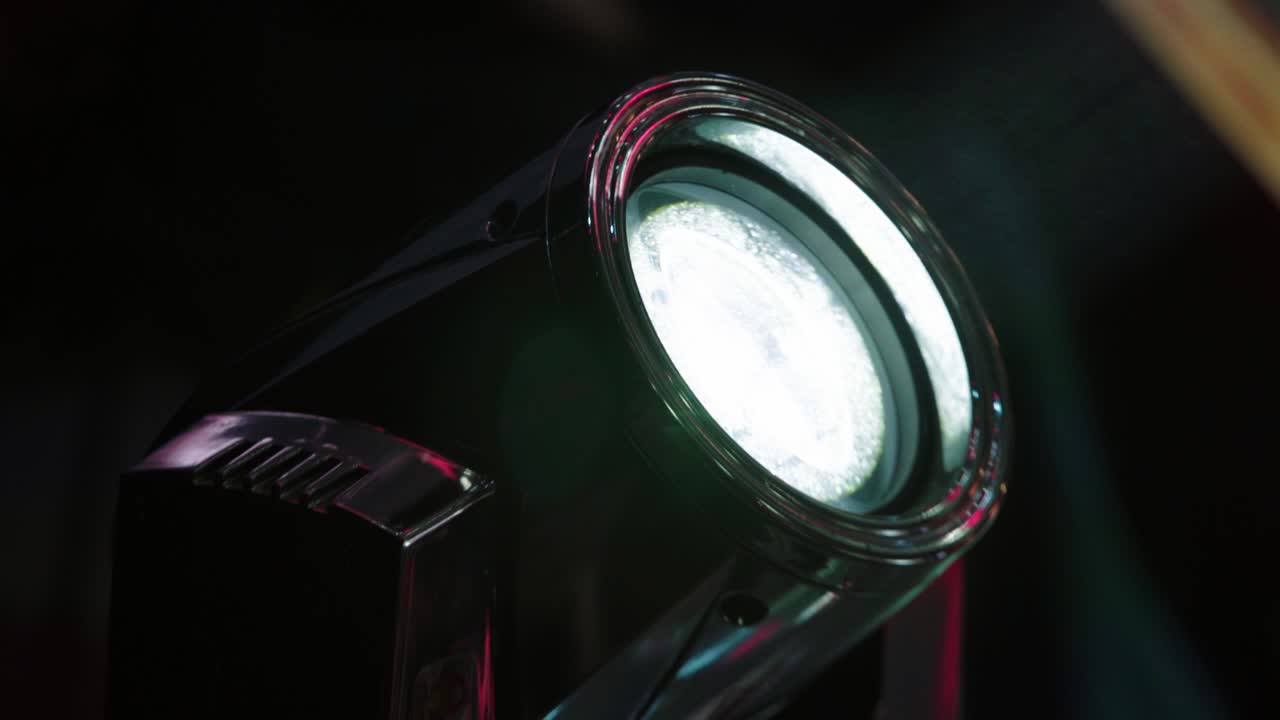 무대에서 조명 장치 작업, 클로즈업