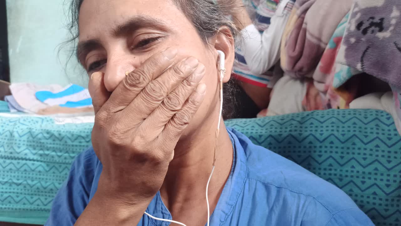 la mujer de la india disfruta de la música