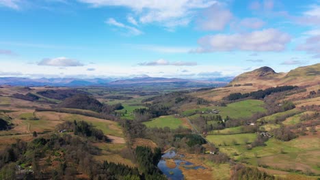 Luftpanoramablick-über-Schottisches-Dorf-Und-Grüne,-Wunderschöne-Landschaft