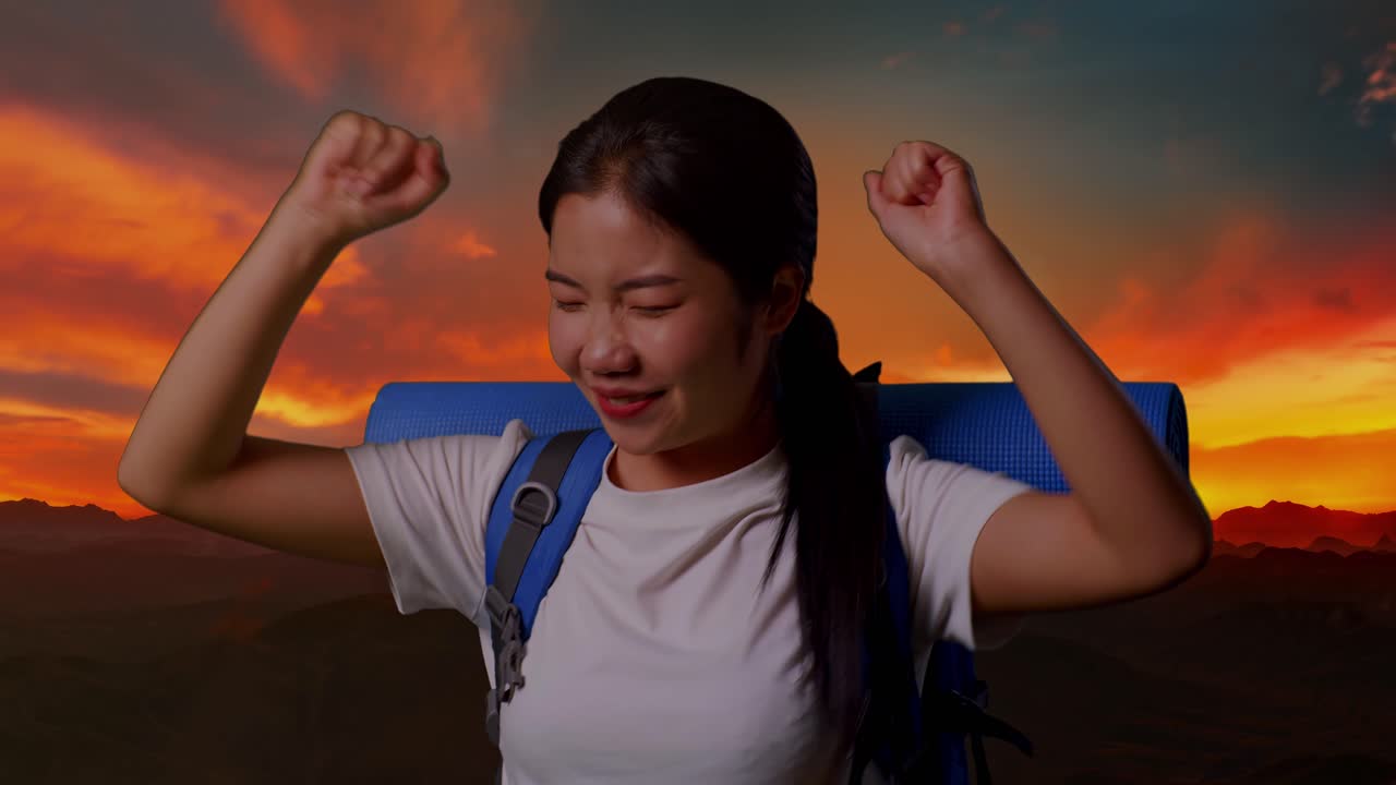 해가 지는 동안 산책하는 행복한 여자