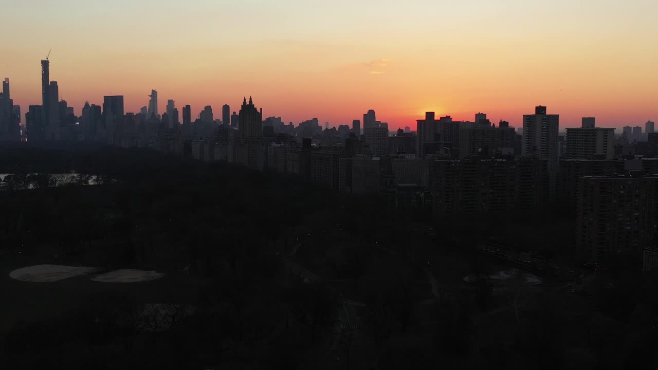 멋진 일몰 황금 시간에 뉴욕시 중앙 공원 꼭대기에 서사시 드론 슬라이드