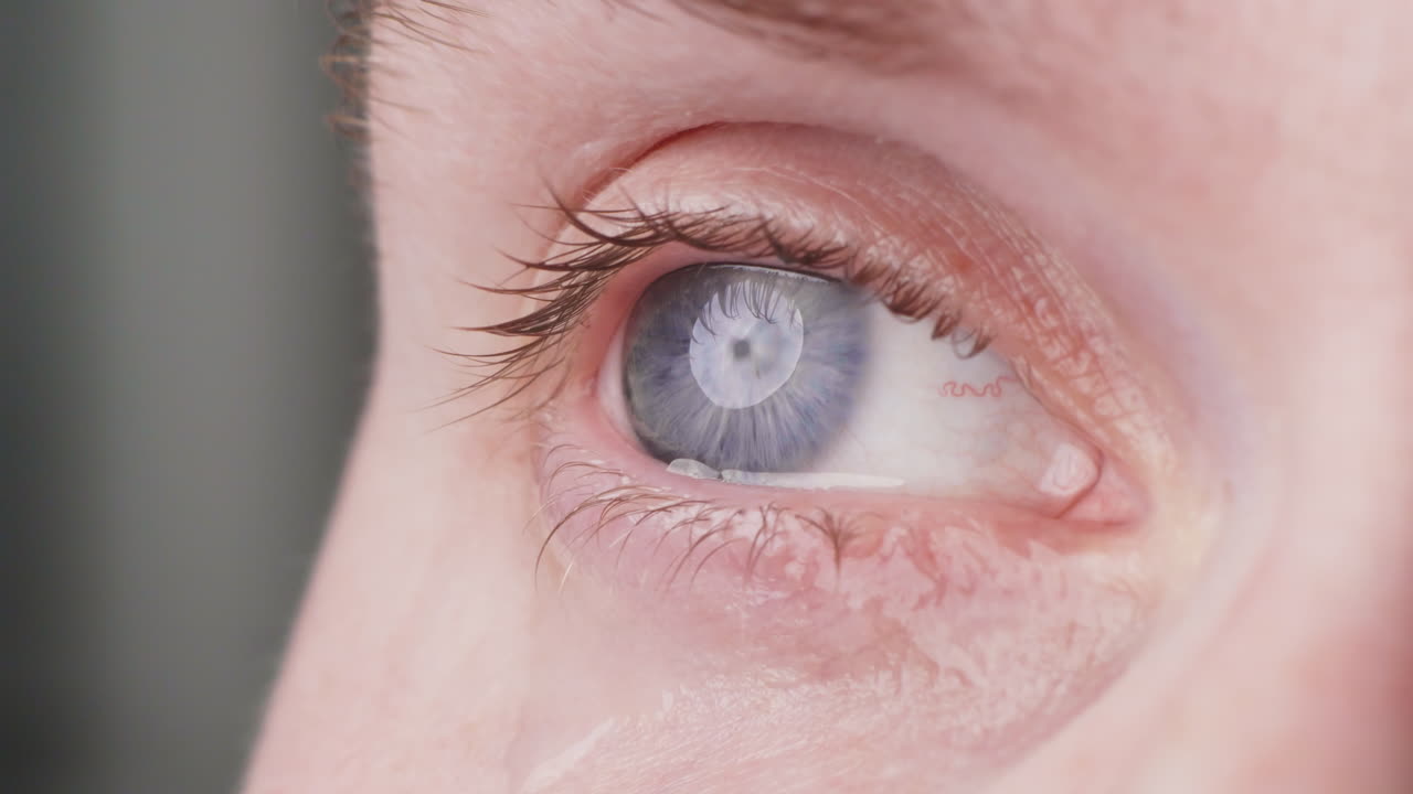 감정적으로 울고 있는 남성 파란 눈을 감고