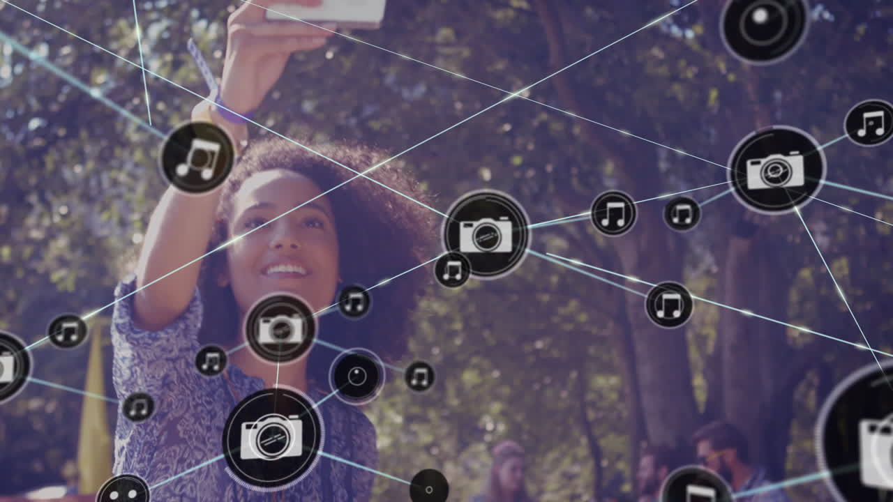 tomando selfies, mujer rodeada de iconos de redes sociales y animación de red