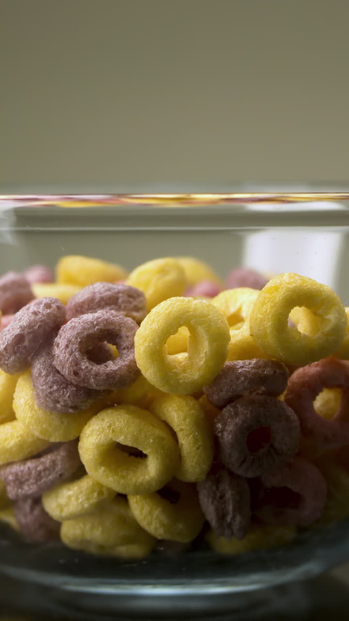Cereal Colorido em Anéis em uma Tigela de Vidro