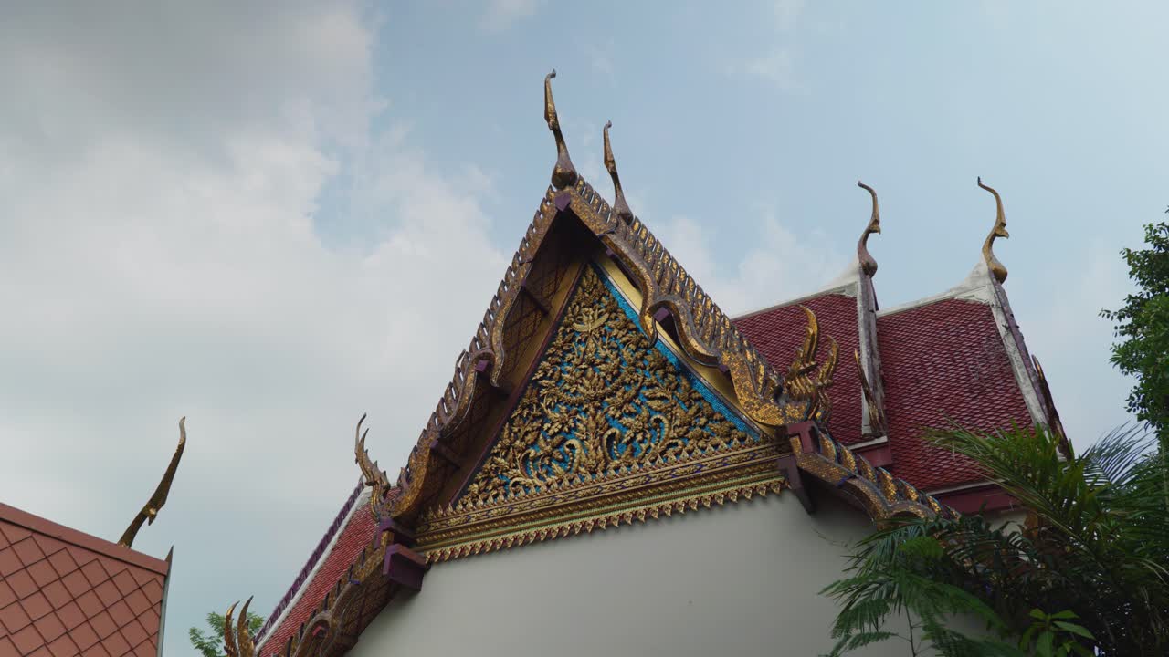 Filmato di viaggio religioso cinematografico in 4K del Tempio del Buddha di Smeraldo Wat Phra Kaew a Bangkok, Thailandia, in una giornata di sole.
