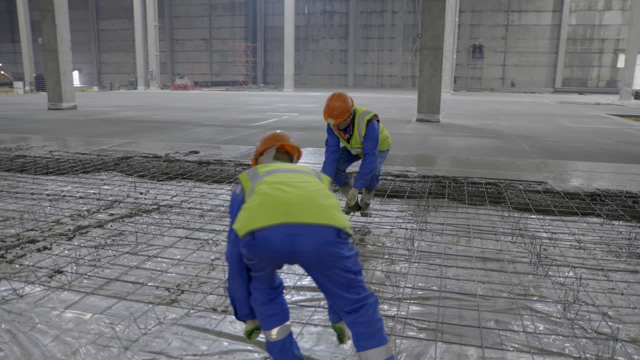 vertido y nivelación de hormigón en el sitio de construcción