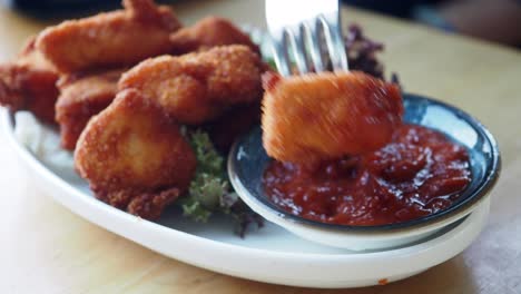 nuggets de pollo frito y crujiente con salsa de tomate