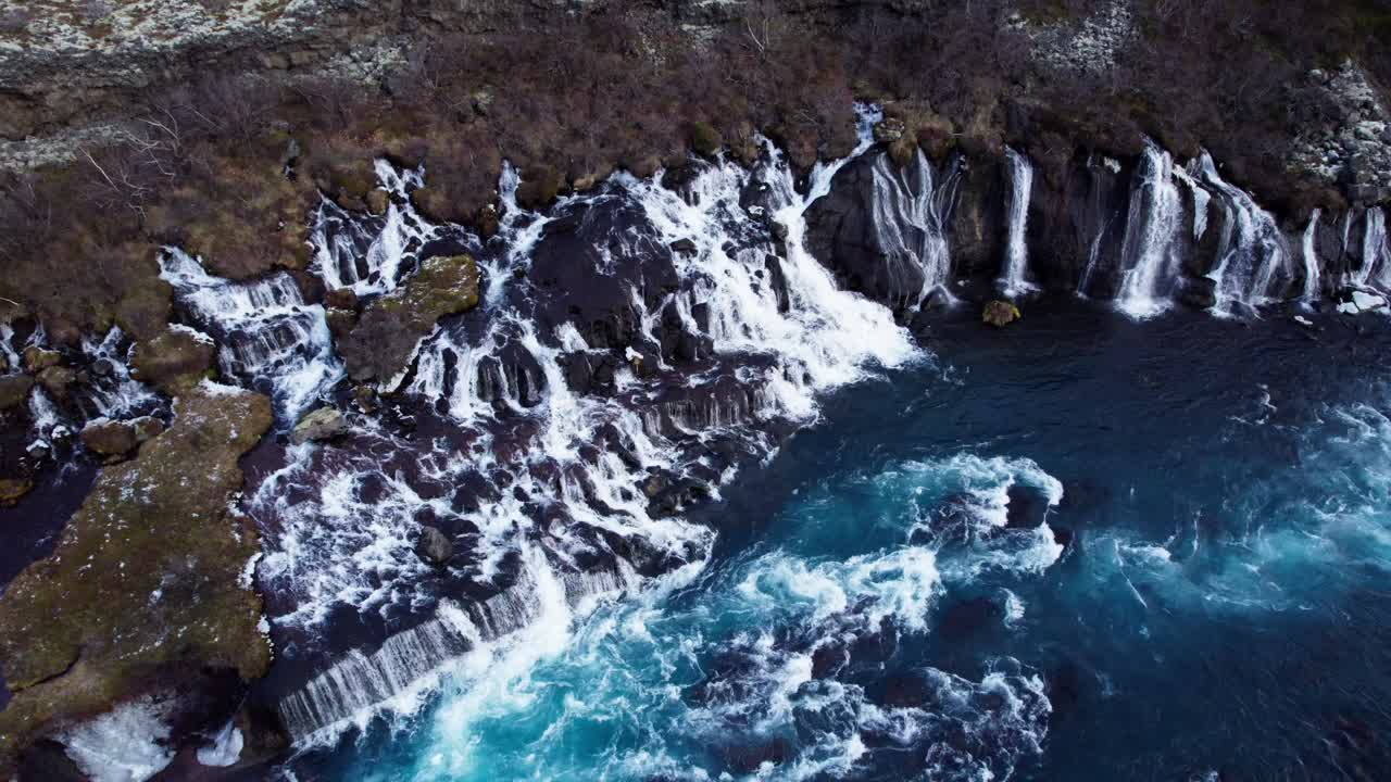 Famosa cascata Hraunfossar in Islanda, ripresa aerea orbitale