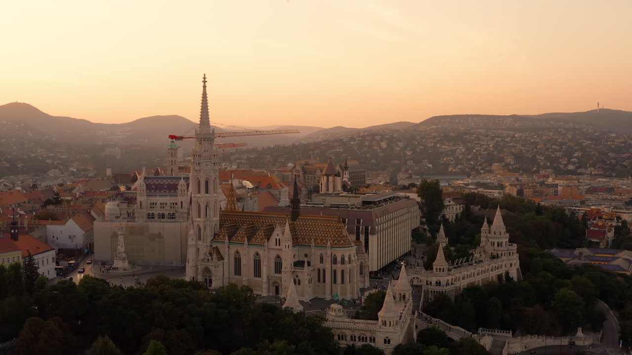 Vista panoramica della Collina del Castello di Buda durante il tramonto.
