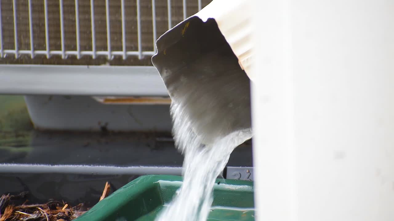 빗물 배수관에서 흘러나오는 물