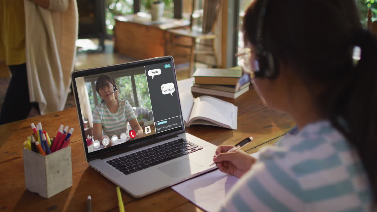 chica haciendo la tarea y teniendo una videollamada con una maestra en una computadora portátil en casa