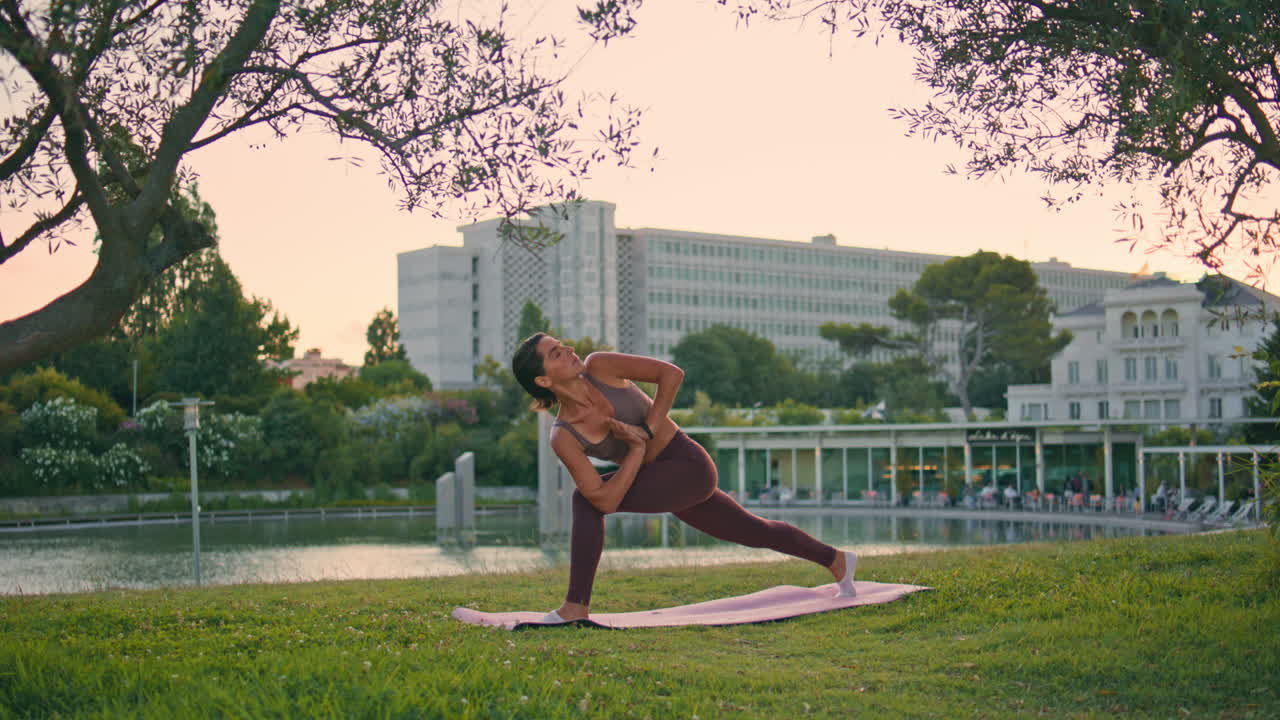 공원에서 요가 포즈를 수행하는 운동 여성. 여성은 으로 은 각자 자세를 취합니다.