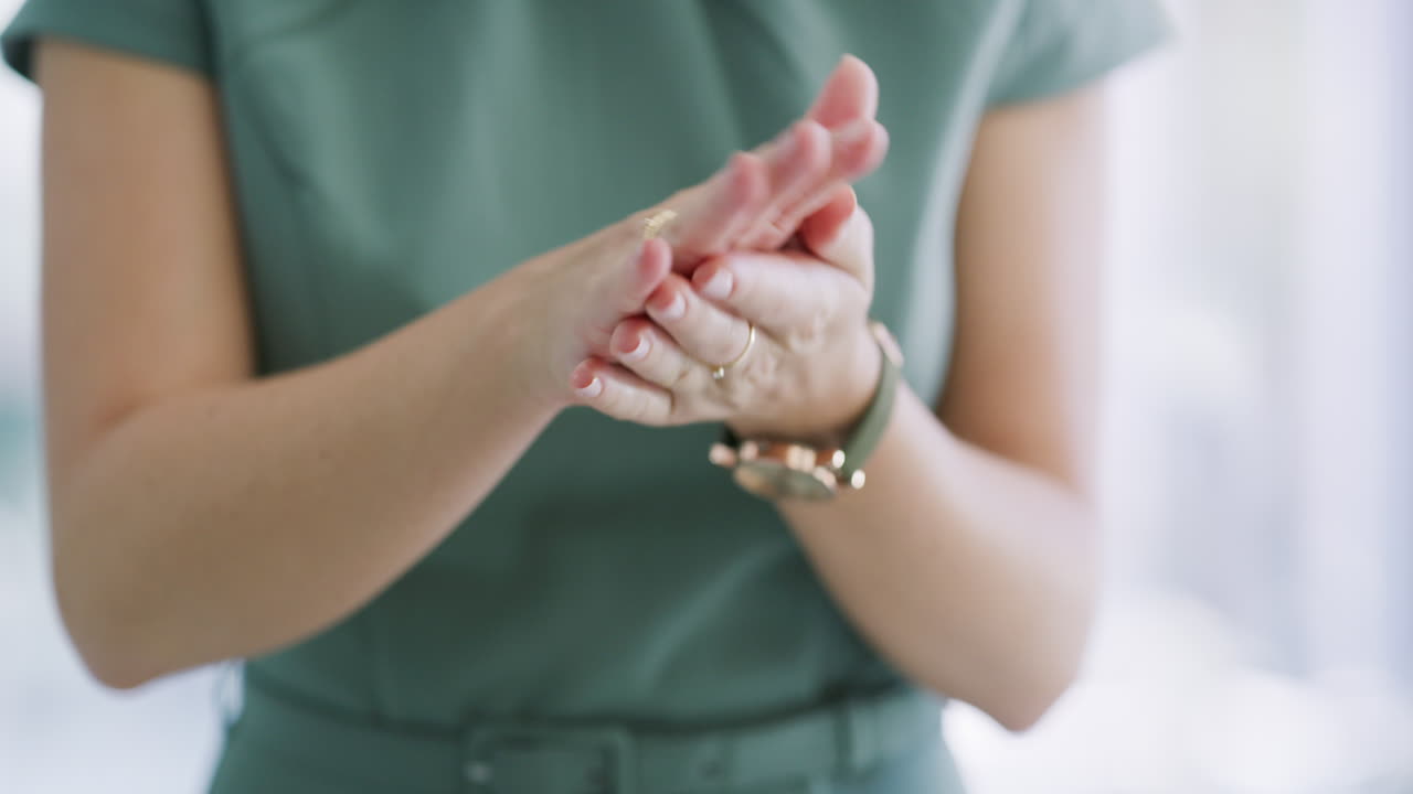 손은 바이러스로부터 자유로워야 합니다.