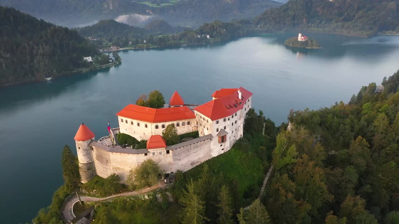 Splendida vista paesaggistica del Castello di Bled sul Lago di Bled, Slovenia - vista aerea