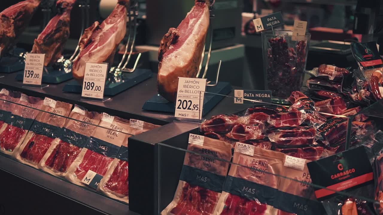 selección de carnes curadas en una tienda de comestibles