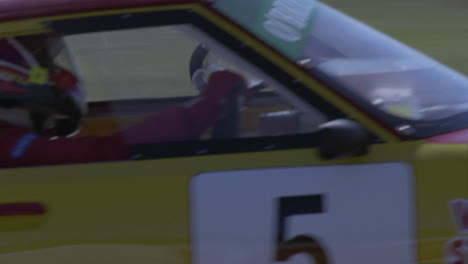 un coche de carreras conduce en una pista de circuito 5