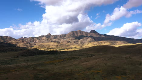 Hyperlapse-Vorbeiziehender-Wolken-über-Der-Bergkette-In-Der-Nördlichen-Region-Von-Mexiko