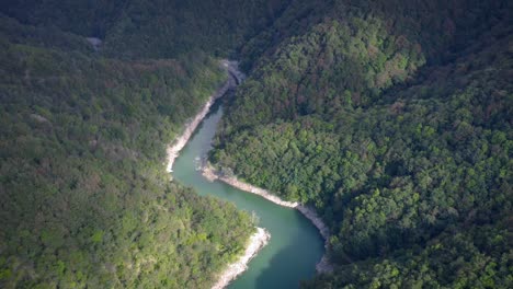 Disparo-De-Drone-Revela-Un-Lago-Artificial-Cerca-De-Genova,-Liguria,-Italia-Volando-Hacia-Atrás