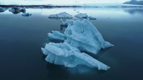 icebergs nevados en agua de mar