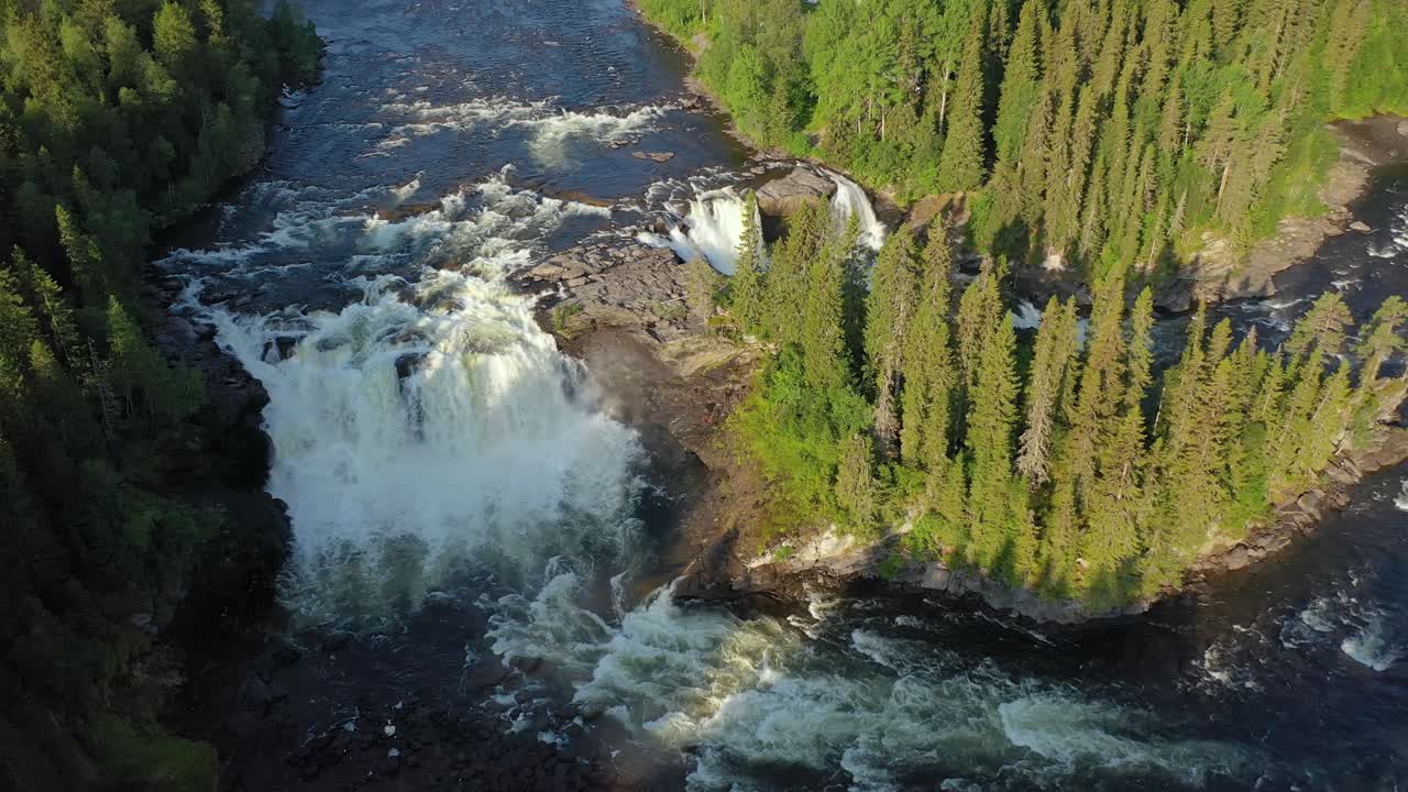 jamtland의 서쪽에 있는 ristafallet 폭포는 스웨덴에서 가장 아름다운 폭포 중 하나로 등록되어 있습니다.
