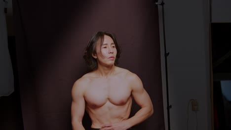 hombre asiático modelo masculino juega sus músculos sexy cuerpo guapo bien entrenado y atractivo
