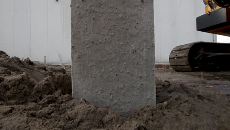 clavar un montón en el suelo en un sitio de construcción
