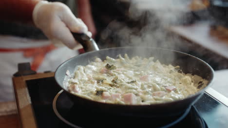 Nudelgericht-Durch-Schwenken-Der-Pfanne-Auf-Dem-Teller-Umrühren-Und-Essen-Umrühren