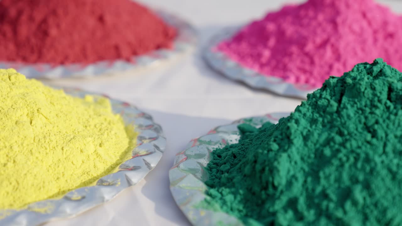 굴랄 홀리 색이 접시로 장식되어 있습니다.