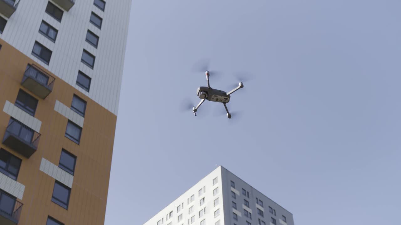 아파트 건물 위를 날아다니는 드론