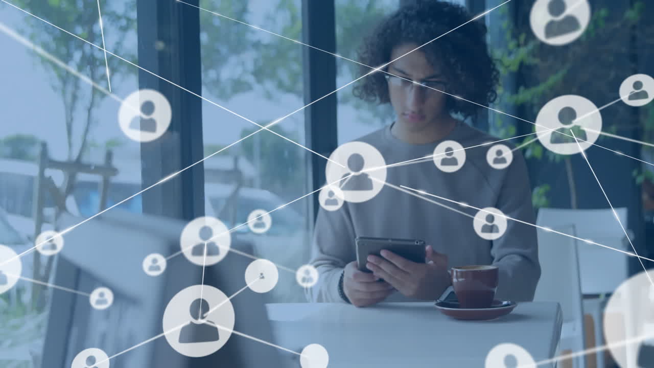 animación de la red de conexiones con iconos sobre empresario biracial usando tableta