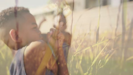 animación de hierbas sobre felices escolares diversos que se estiran en clase de yoga al aire libre
