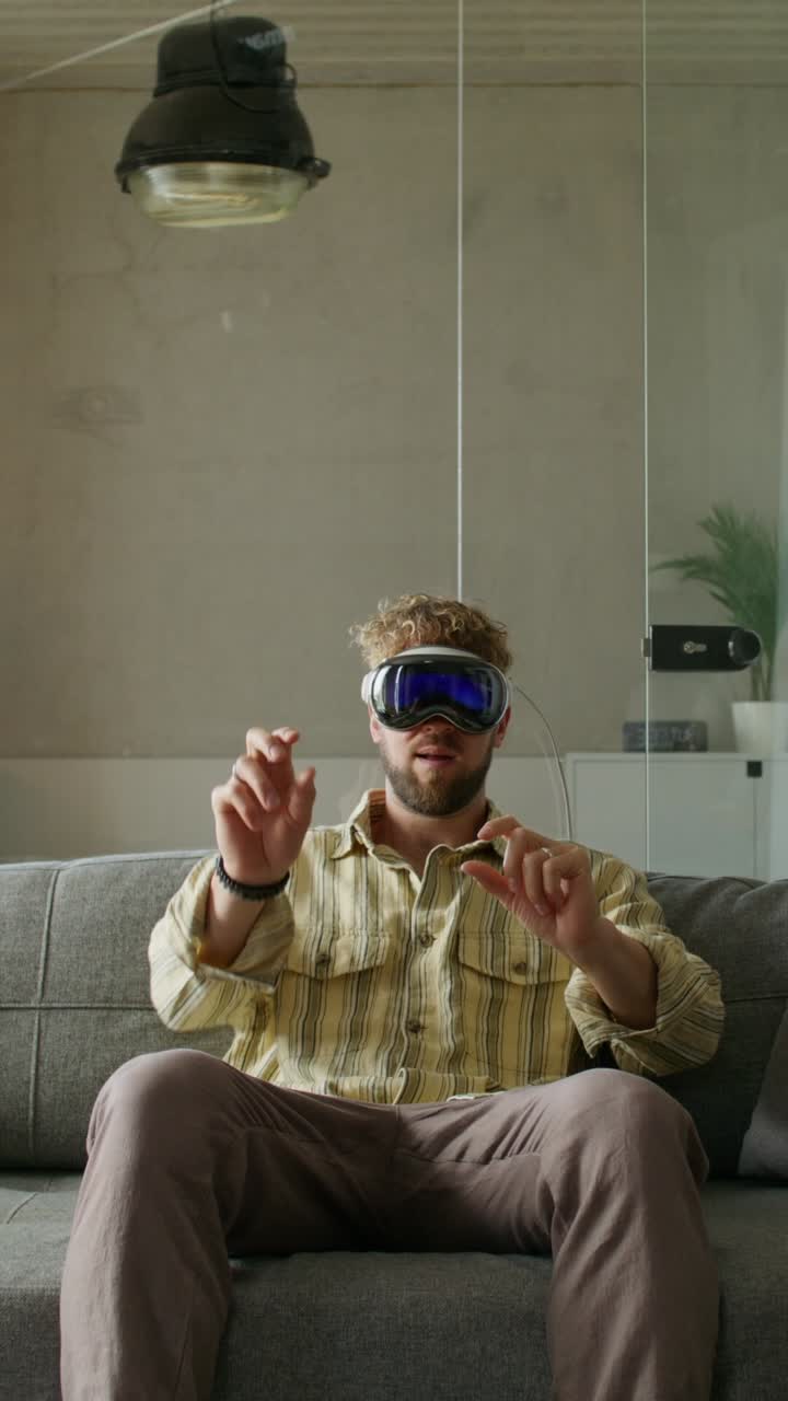 hombre experimentando la realidad virtual en un sofá