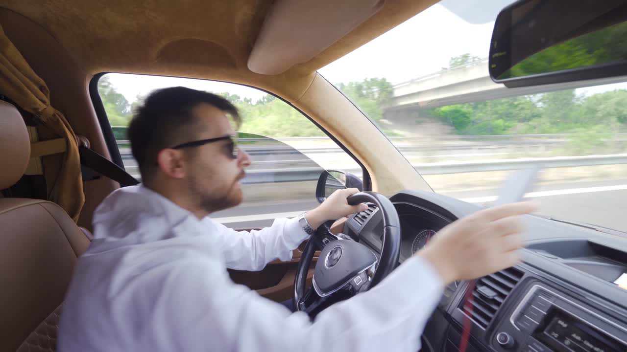 사업가는 화를 내고 운전합니다.