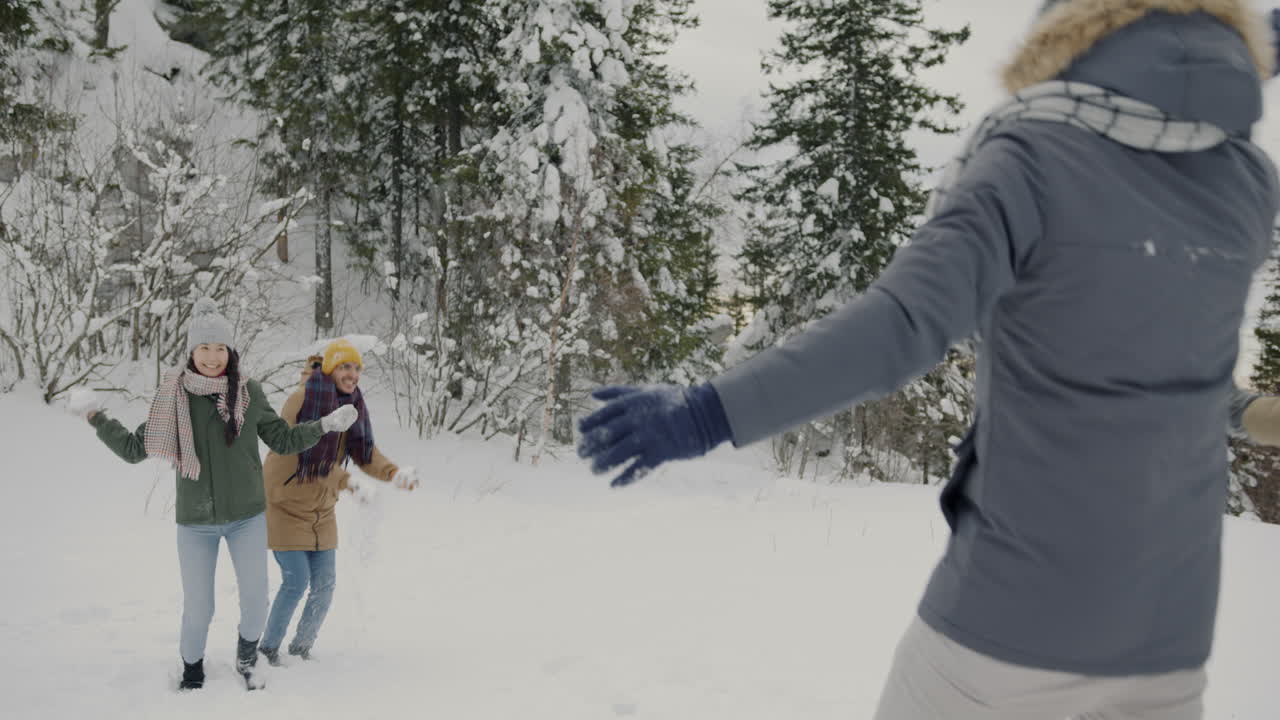 Amigos divirtiéndose en la nieve.